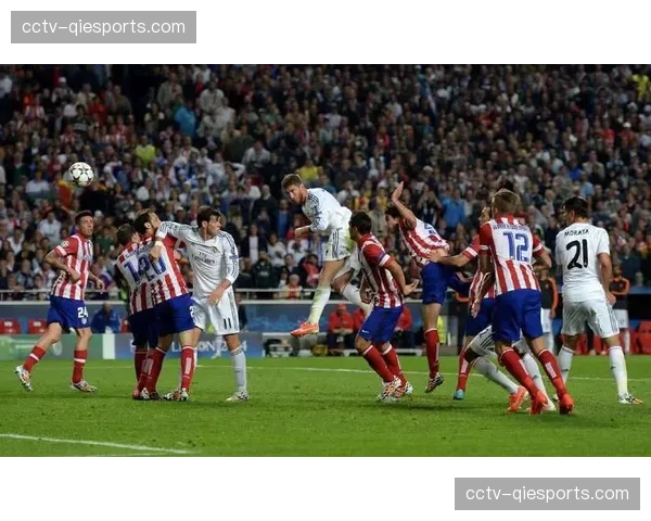 塞维利亚老将拉莫斯赛后与皇马前队友们相互拥抱致意