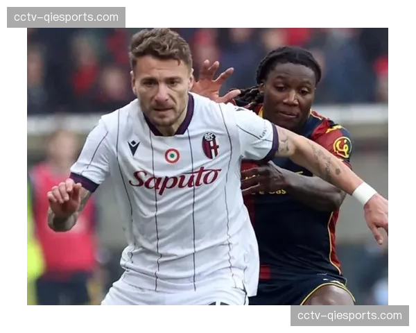 在拉齐奥主场，球迷为即将退役的队长因莫比莱打出巨型横幅致敬