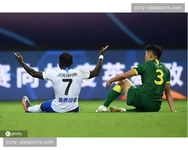 争议判罚后，柏林联合队长特里梅尔与裁判组激烈交流