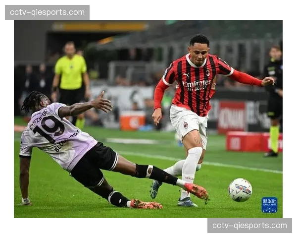 AC米兰后卫线在乌迪内斯连续冲击下出现崩溃瞬间